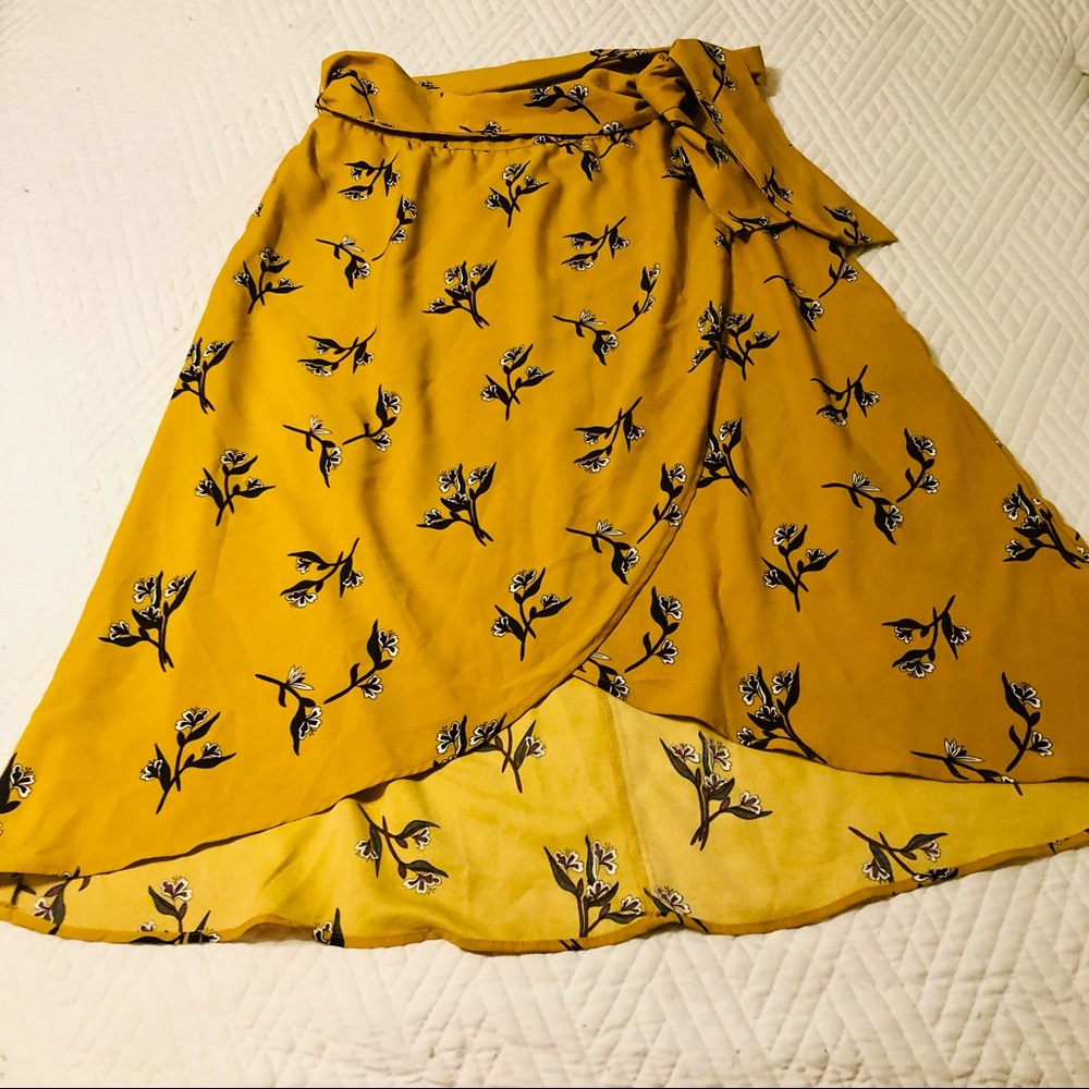Loft floral skirt. Size 6. High low